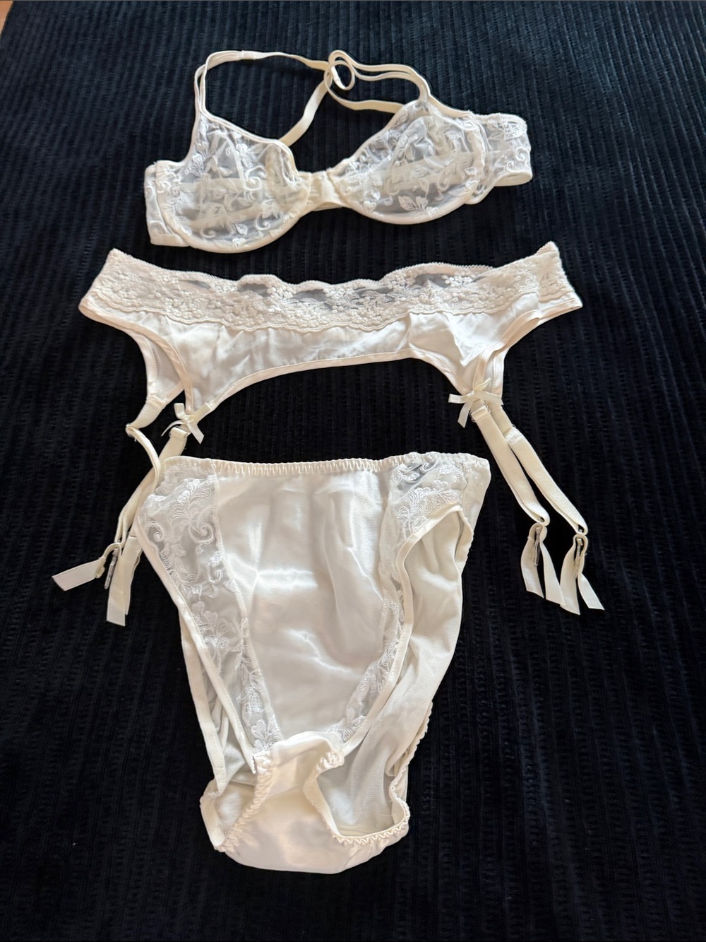 Natori Cream Lace Underwire Bra, Garter Belt & Brief Set